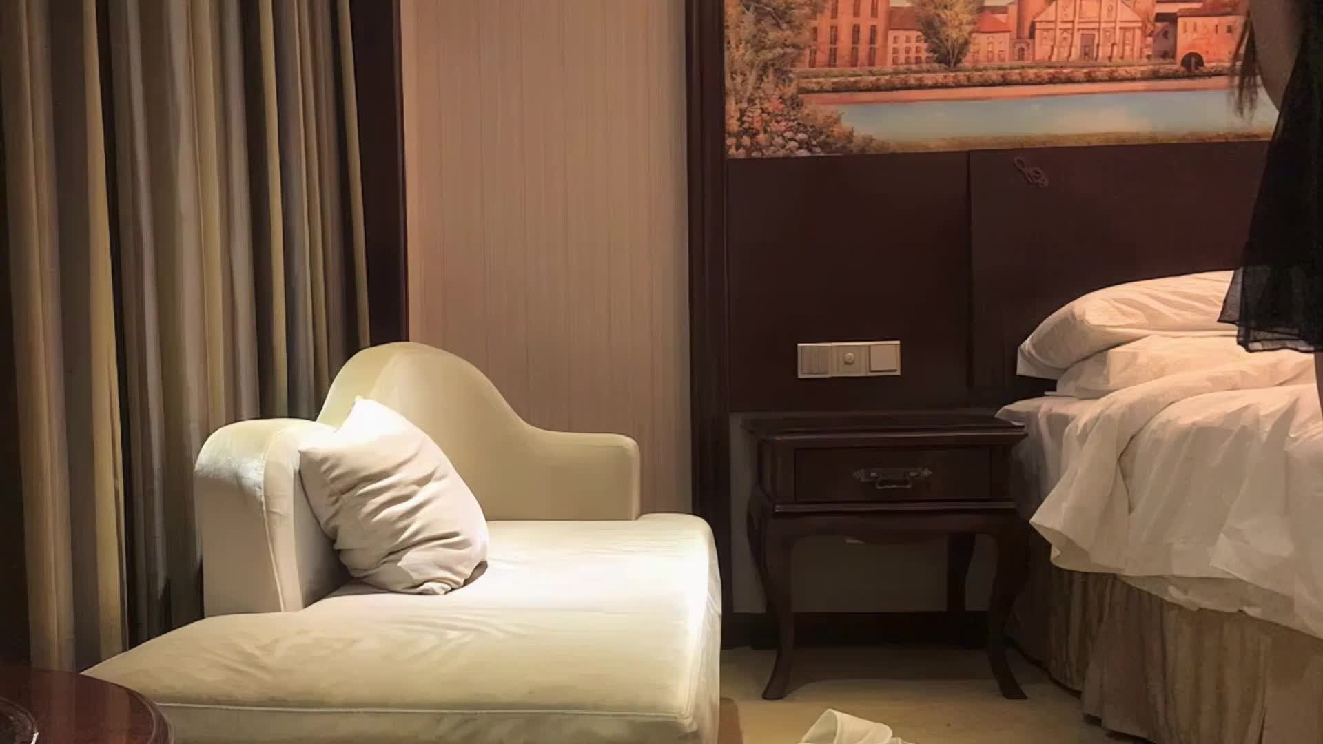 ri.bi-漂亮小姐姐 慢一点太大了温柔一点好痛 太猛了我要死了 身材高挑情趣内衣骚舞诱惑 在沙发被大力猛怼骚逼受不了求快射