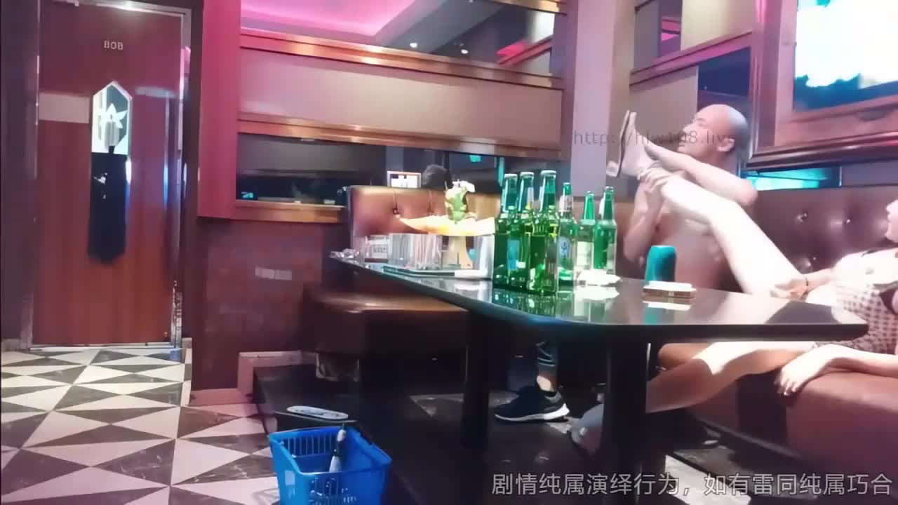 #醉酒 #淫叫 #骚逼 #骚货 #母狗
约操KTV陪酒小妹半醉半醒被肆意玩弄爆操