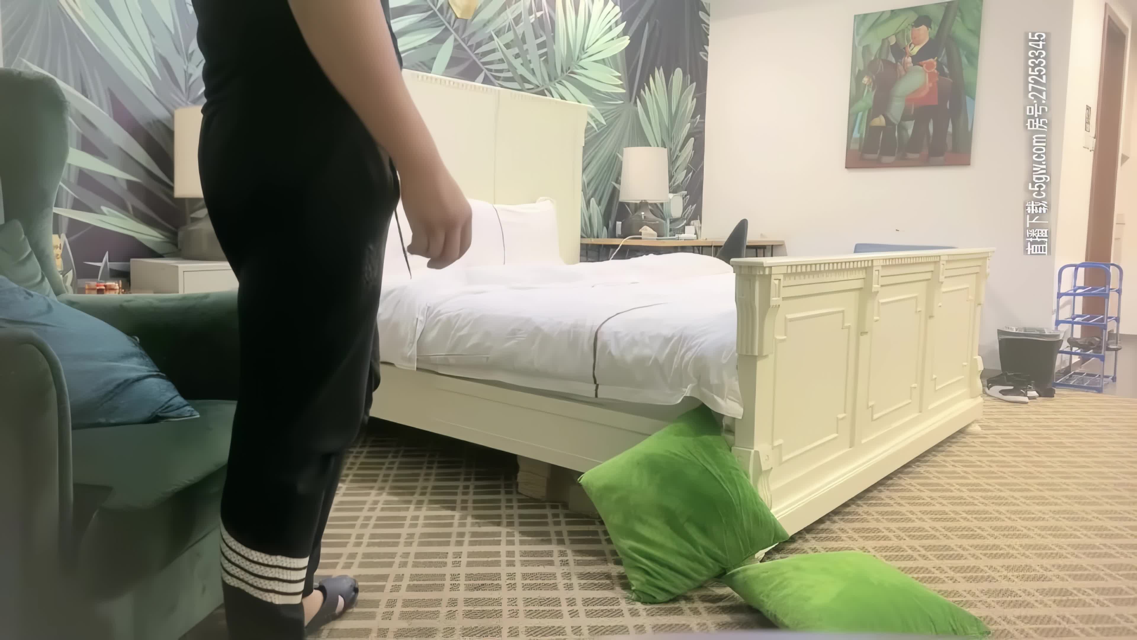 ri.bi-老金探花 蜂腰翘臀胸饱满，还是兼职经纪人！--4K字幕版