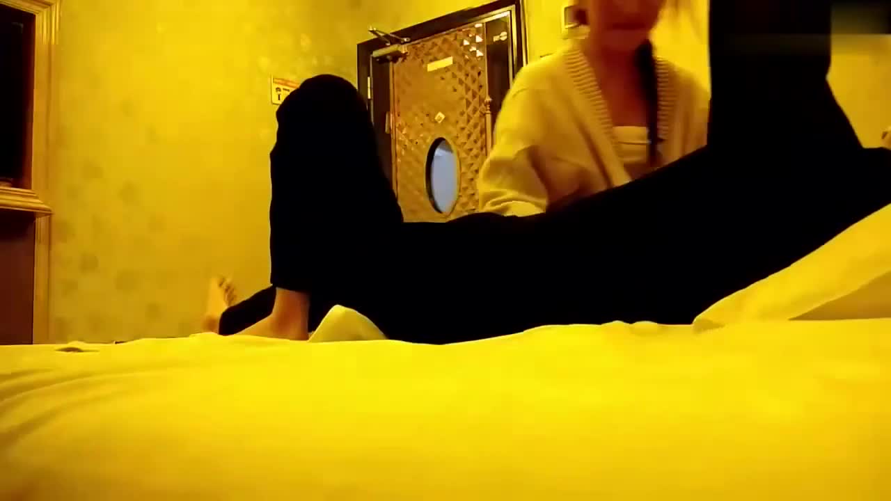 #妓女 #按摩 #探花 #户外漏出 #露脸
会所勾搭清纯大奶眼镜妹刚工作不久见客人长得帅一脸花痴2