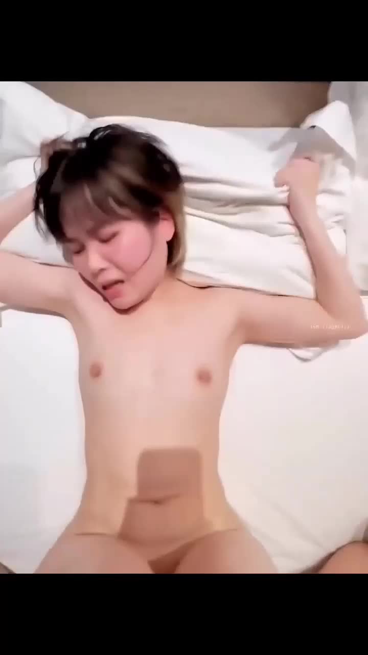 #口交 #女上位 #偷拍自拍 #素人 #第一视角
极品性感嫩妹被金主大尺度调教网袜狗链疯狂玩弄多姿势无套输出口爆射精