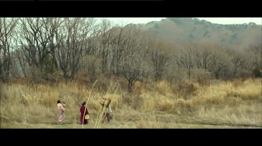 【#夫人（韩国伦理电影 2015）】编号： #RJ2024012730导演：#明桂南主演：#金正雅标签：#日韩剧情【剧情介绍】她的新丈夫是一个英俊而富有的男人，但他却被一个日本人杀死，甚至在她和他一起度过了一个晚上。马尼姆独自在大房子里再次。在丈夫身边的叶子只有爷爷和奴仆叫BAU的每个人都留下。一天，马尼姆注意到BAU一直盯着她看，她是一个奇怪的感觉，克服。她会因为她短暂的婚姻和严格的身份而压迫自己的欲望。BAU从未爱上一个女人，她不介意他在注视着她。他们两个开始一个被禁止的爱