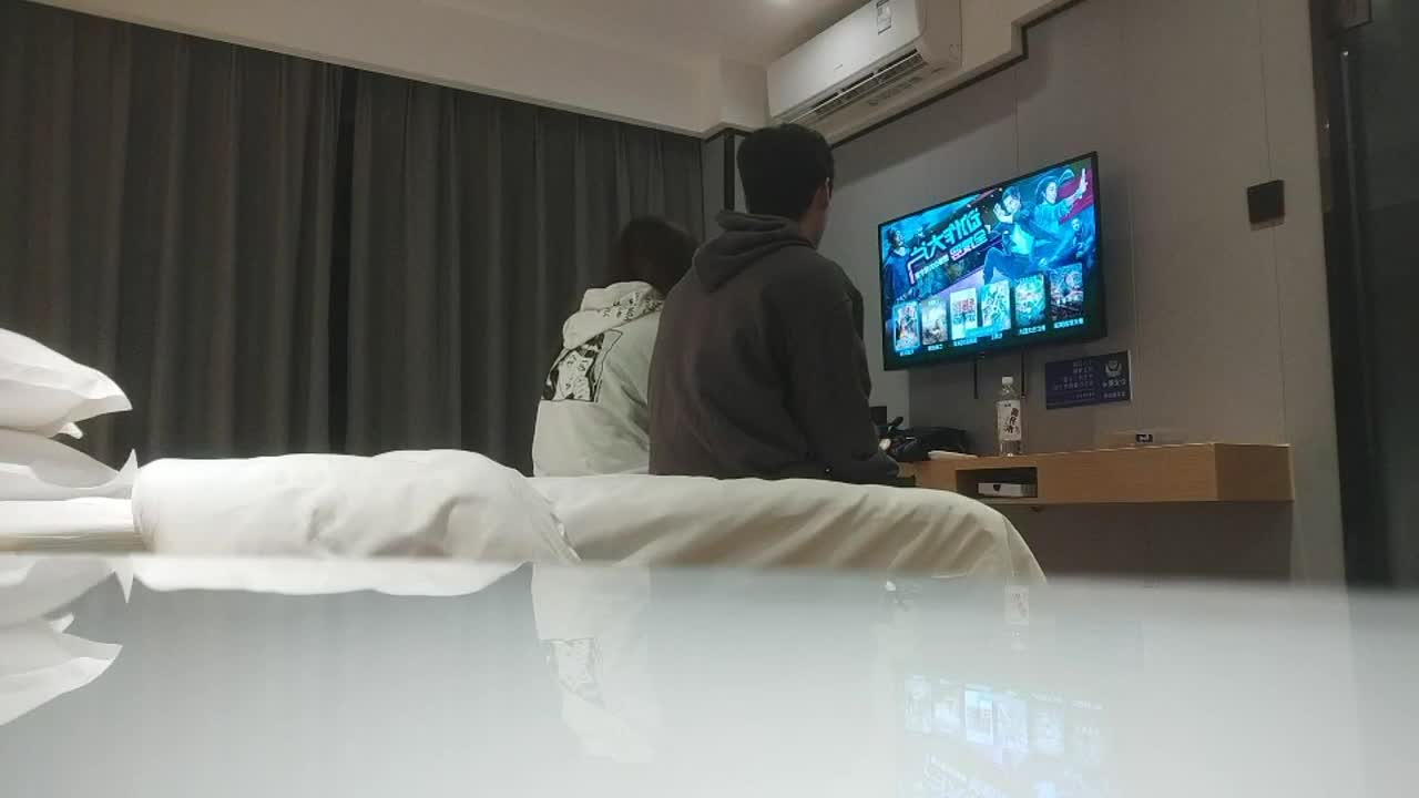 #妓女 #巨乳 #口交 #女上位 #偷拍自拍
巨乳良家美眉天然大奶很诱惑妹子明显性经验不足