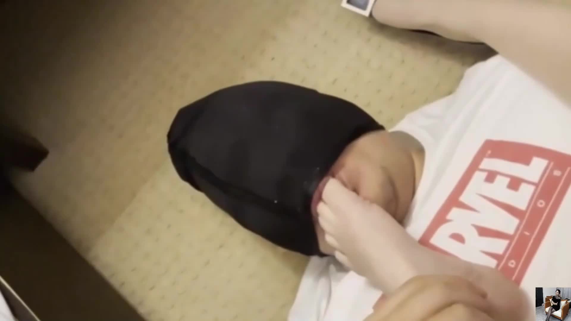 #熟女 #足交 #SM #偷拍自拍 #素人
忍不住了恳求阿姨帮忙足交射在她脚上