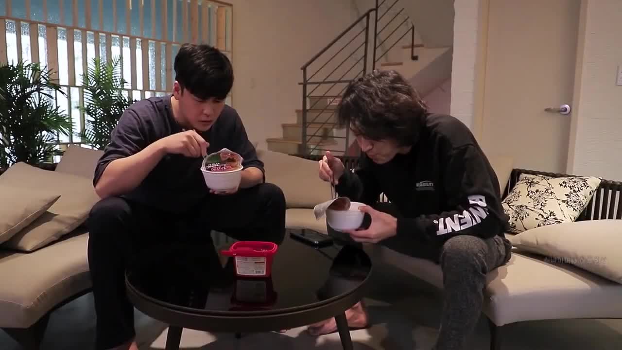 【#偶像性爱：LA韩国女人（韩国伦理电影 2020）】编号： #RJ2024012732主演：#李采潭标签：#日韩剧情【剧情介绍】参加选秀的女人的性感女人，与两个男人租住在同一屋檐下，这两个男人会对她把持不住吗？