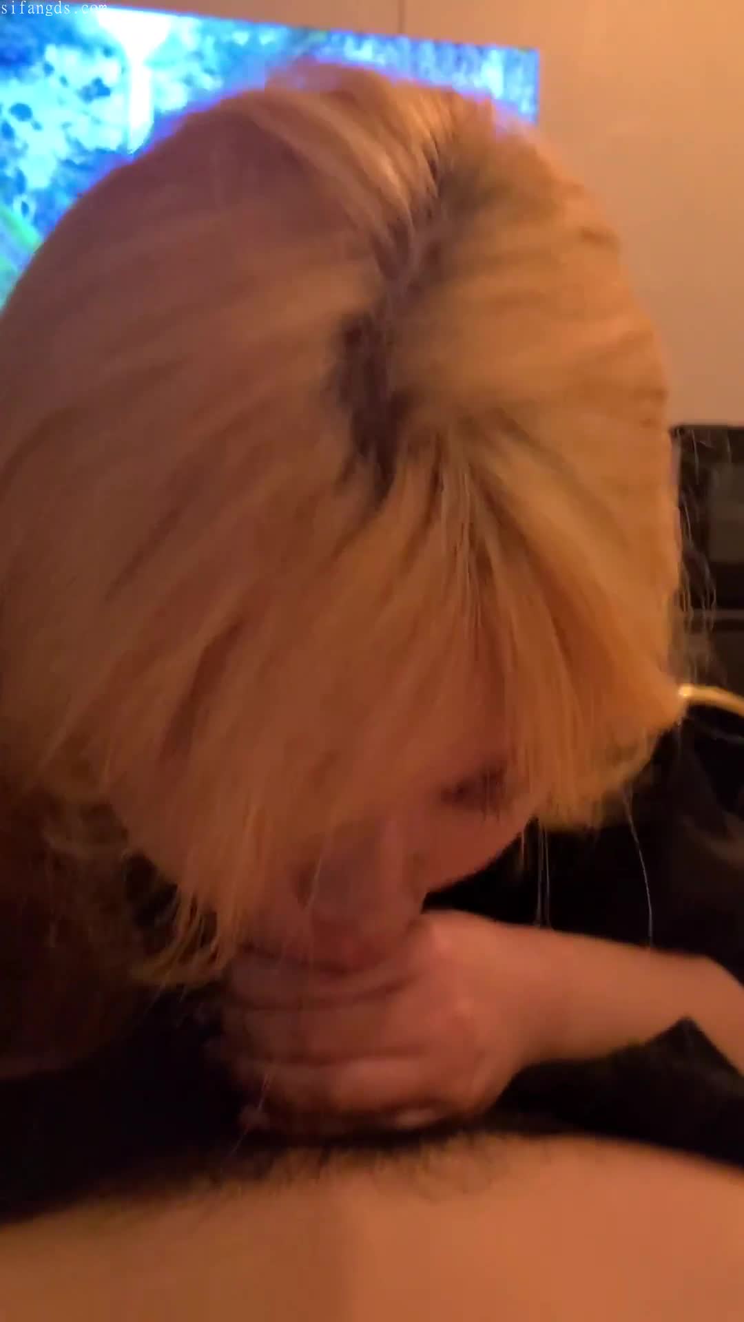 ri.bi-【云盘高质露脸泄密】，叛逆黄毛精神小妹，与金主真实性爱自拍流出，舔脚扇脸掐脖啪啪调教