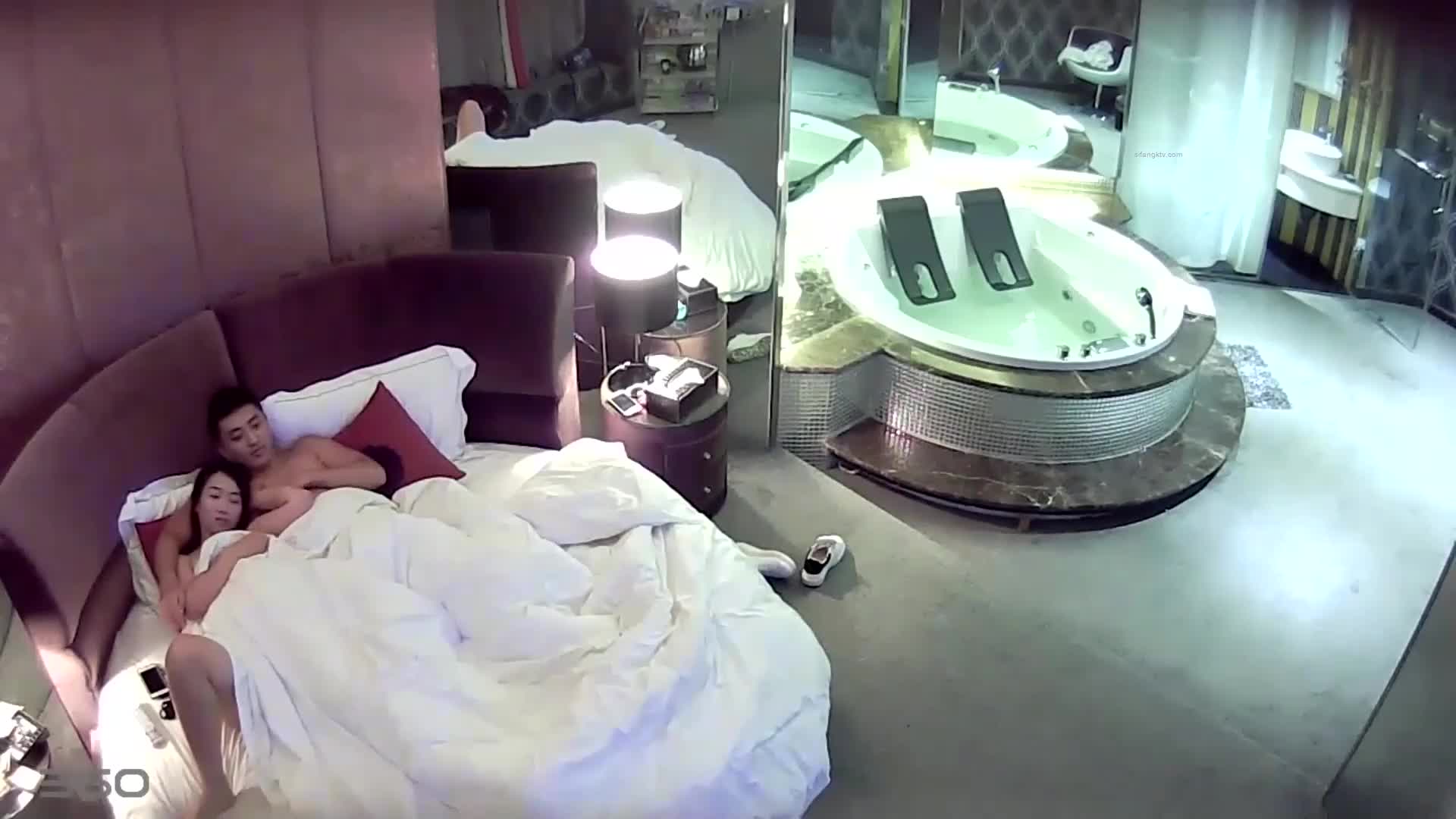 #偷窥 #女上位 #偷拍自拍 #素人 #业余真实
情趣酒店摄像头偷拍情侣做爱还在浴缸里来一炮