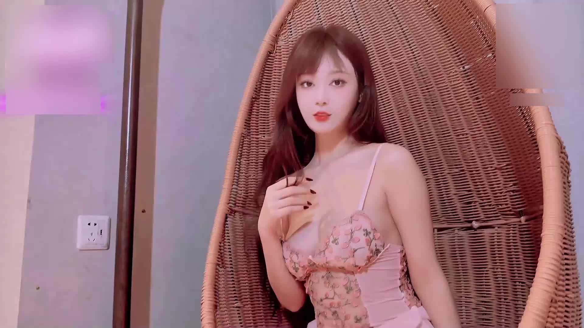 ri.bi-jdsy-161粉色露露新年秀张开双腿送祝福-露露 极品身材大长腿是真的骚