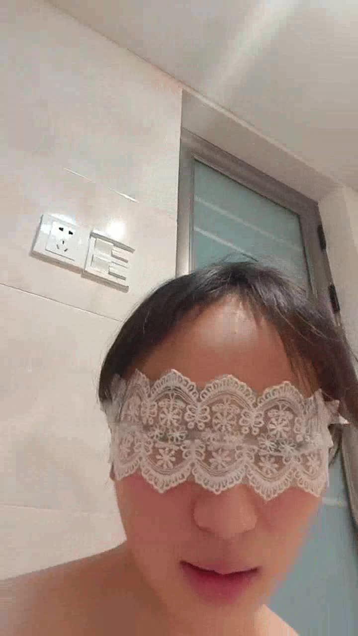 ri.bi-纯情小湿湿从浴室骚到床上，跟狼友互动撩骚听指挥抠弄骚逼特写展示，淫水多多叫狼友爸爸，浪叫呻吟精彩刺激