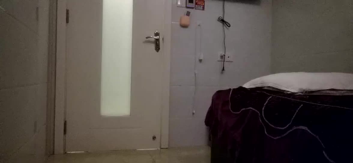 小伙路边正规按摩店按摩，撩熟女技师，加钱要求插入。没有准备套子怎么办。那就无套插呗 胆子大啊

#熟女探花