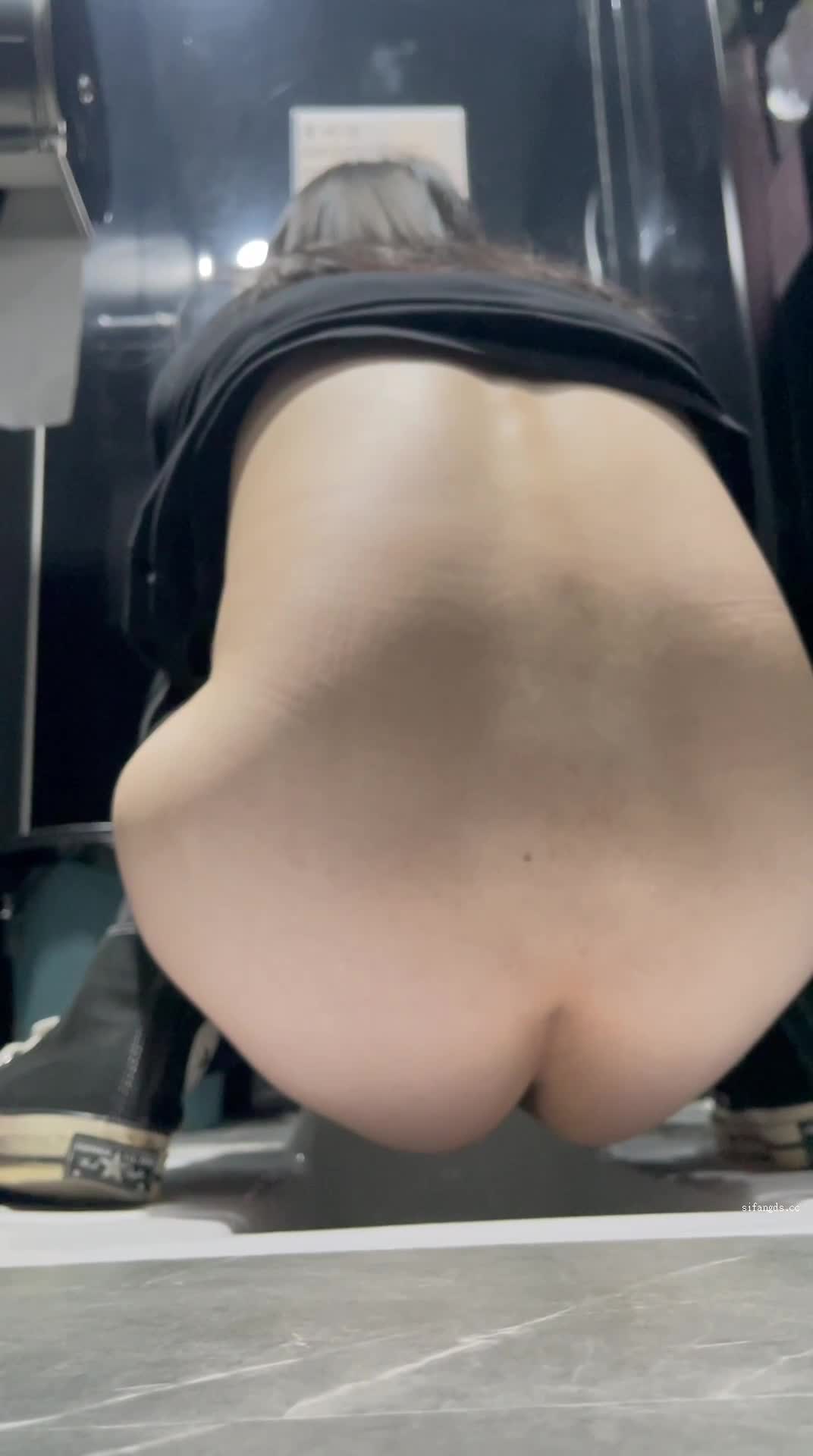 ri.bi-餐厅女厕全景偷拍三位美女的各种小黑鲍鱼