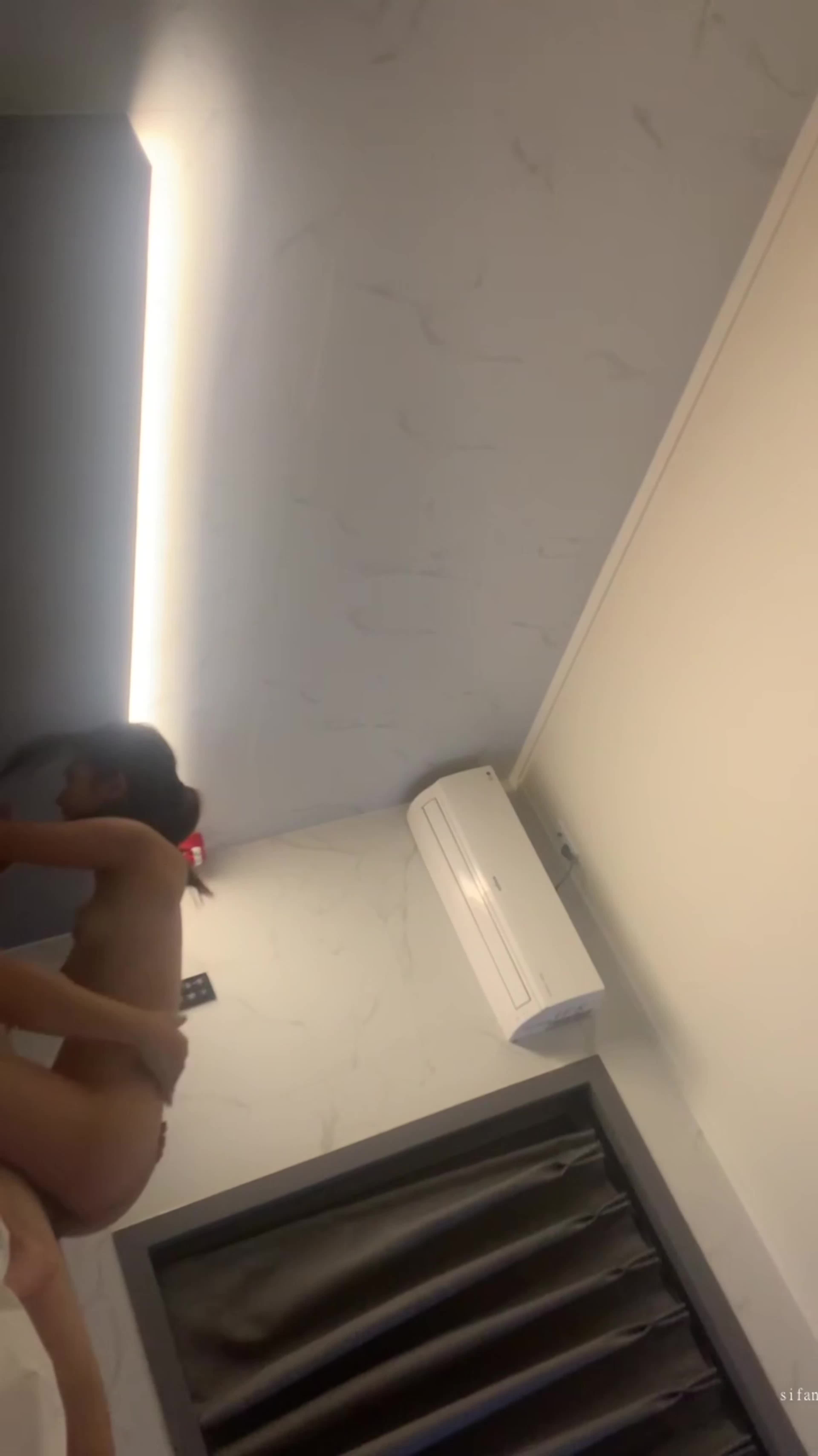 极品颜值反差骚婊学生妹『楼梯女계단녀』在楼梯 停车场抠逼自慰 酒店被金主各种姿势爆操，如玉般的身体酥到骨头里