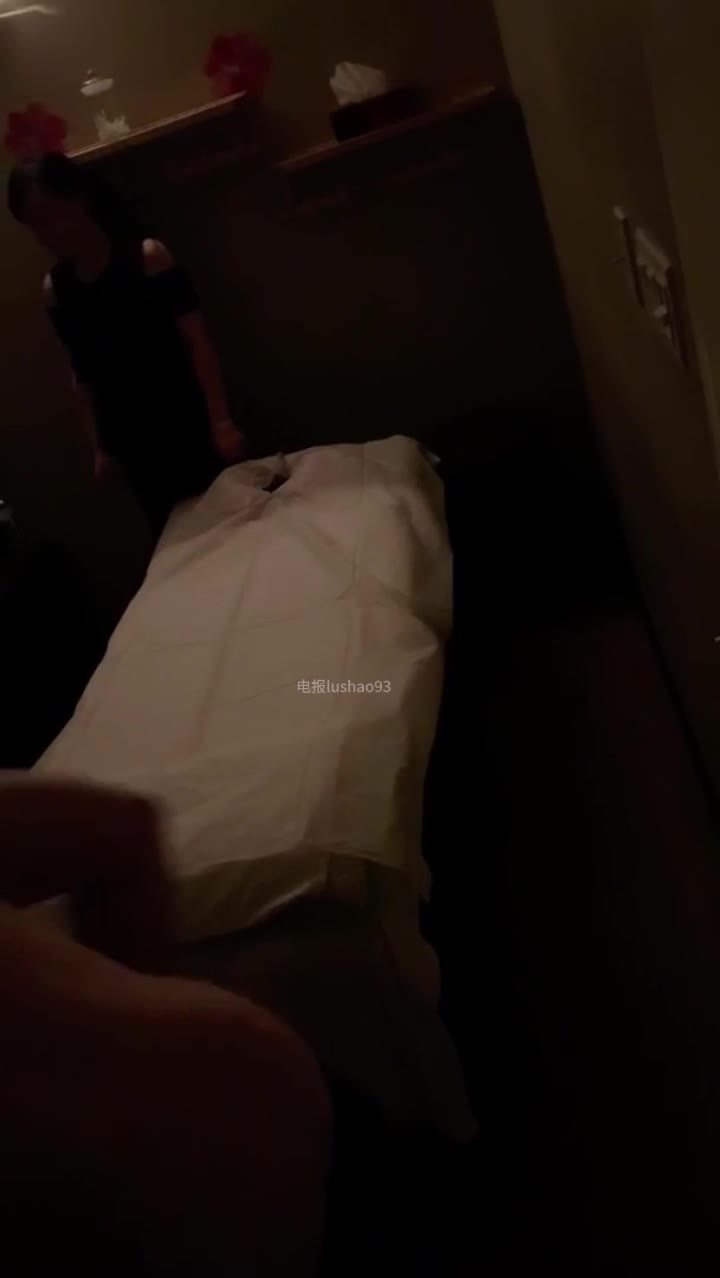 ri.bi-探访按摩店 做老外的生意还得会英语，推油按摩打飞机，十分享受！