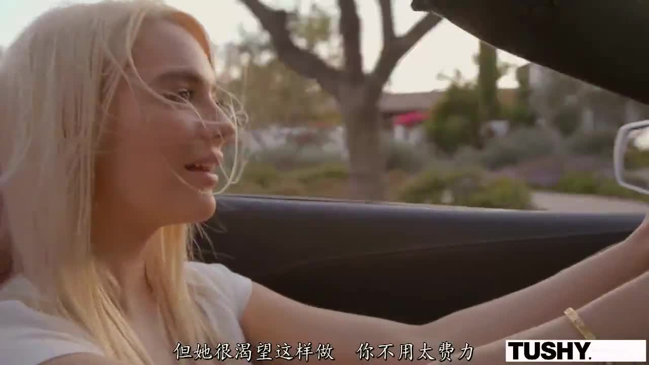 【欧美少女】美女调教成母狗_中文字幕，把有钱人家的小美女调教成顺从的母狗牵着链子肆意的享受，粉嫩嫩逼穴鸡巴猛力抽插随便搞爽的高潮