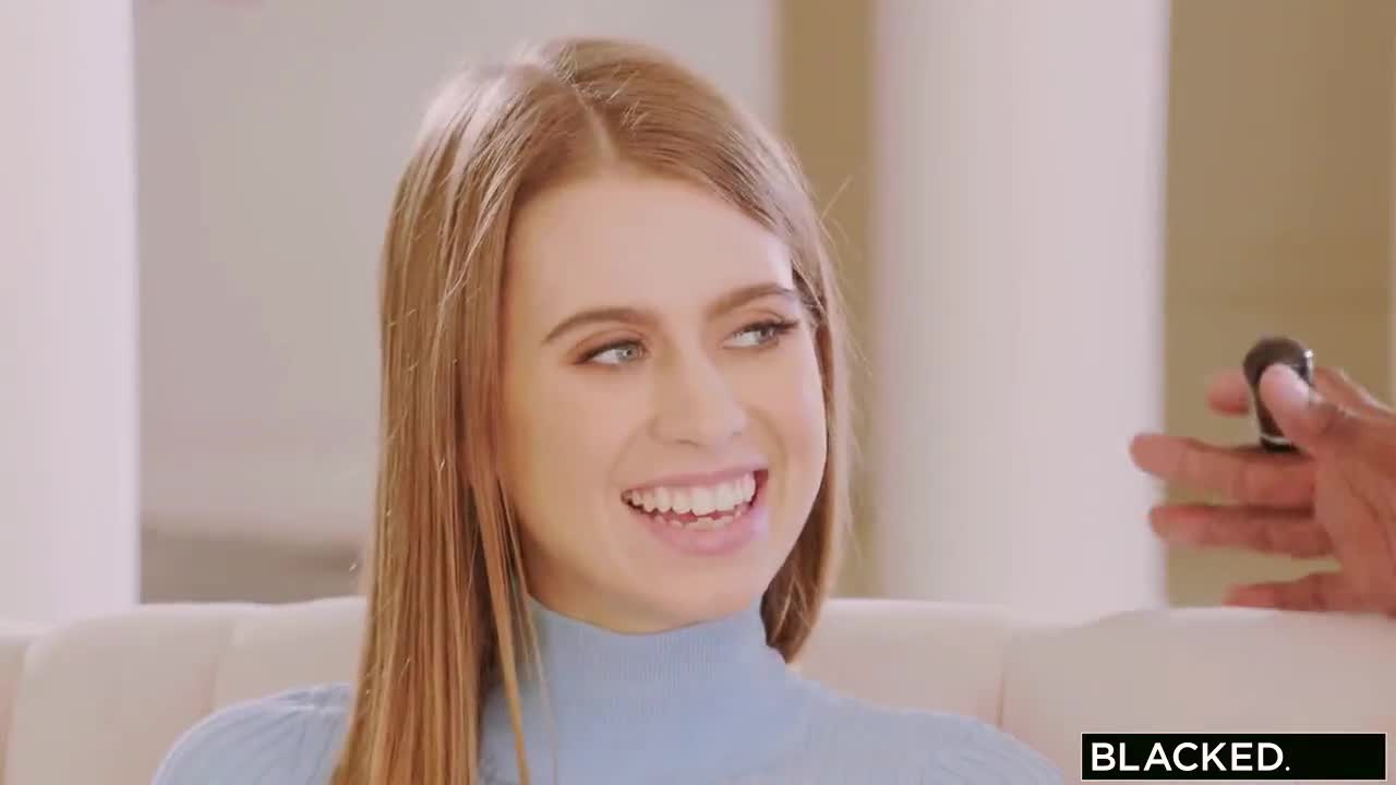 【欧美】小美女玩的真嗨啊，让男友和他哥们一起玩弄抽插自己的肉体，两根大鸡巴猛烈啪啪顶的翻白眼享受极致高潮