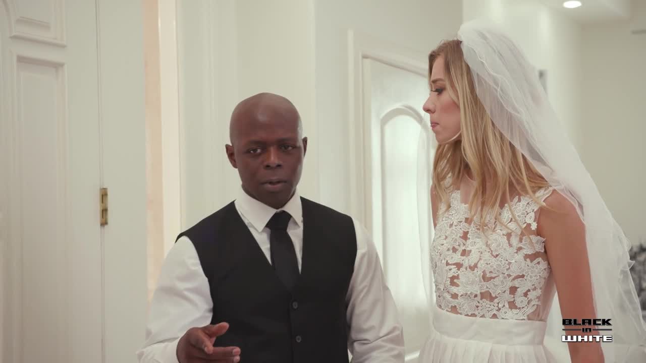 标题：BlackInWhite【HD】金髮美女被她的情人和她未來的丈夫操女优：Haley Reed标签：#中文字幕 #欧美 #3p #绿帽