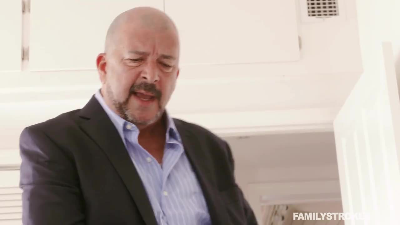 【欧美少女】年轻漂亮的妹妹，想让哥哥给自己啪啪，这青春嫩嫩的肉体流口水，绝对愿意啊，舔吸鸡巴进入粉嫩逼穴真爽