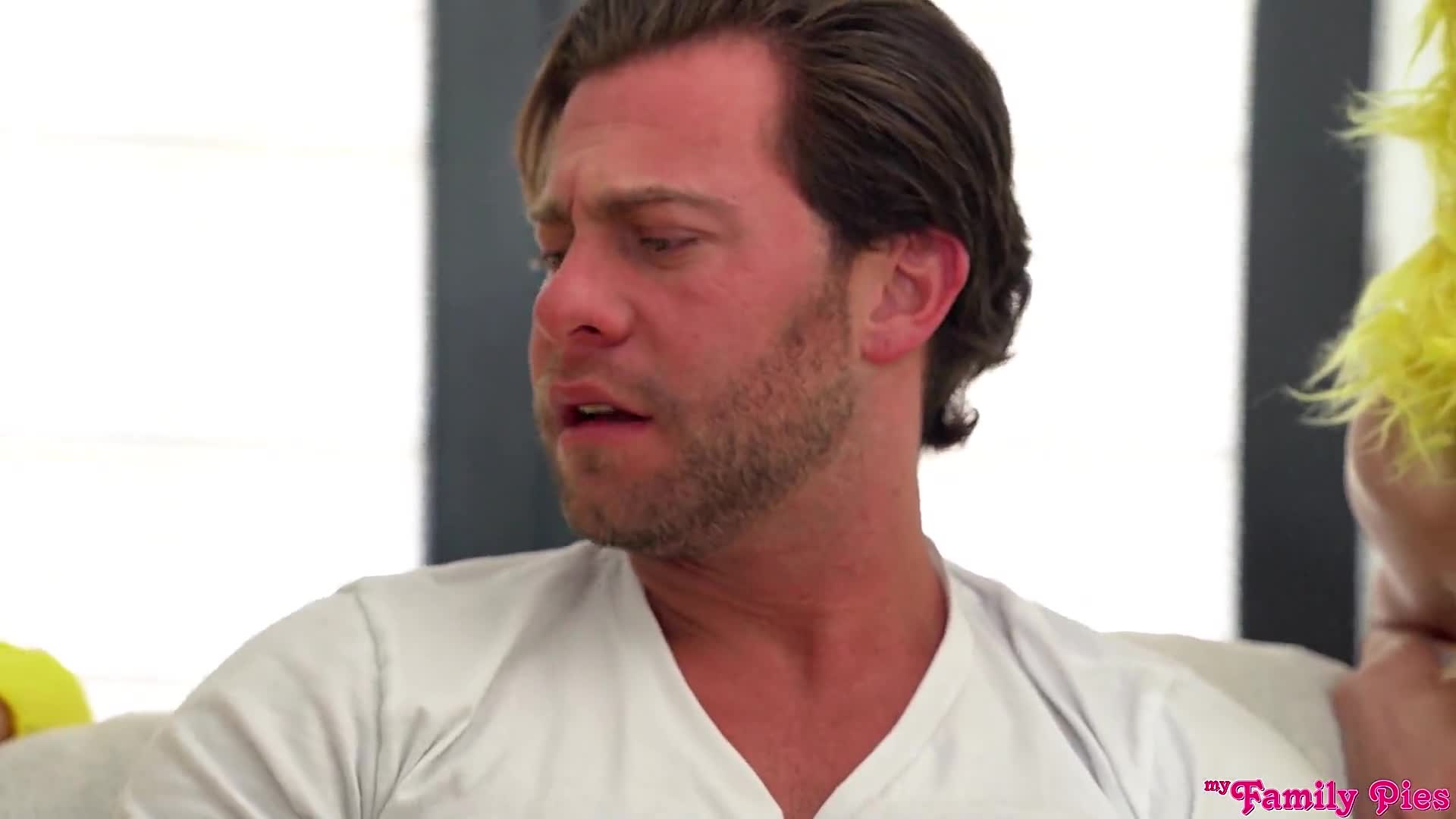 黄衣情趣服饰两个姐姐，一起挑逗弟弟，好香艳浓烈肉欲挡不住，沦陷吸奶子揉逼逼，啪啪猛烈抽插狠狠顶