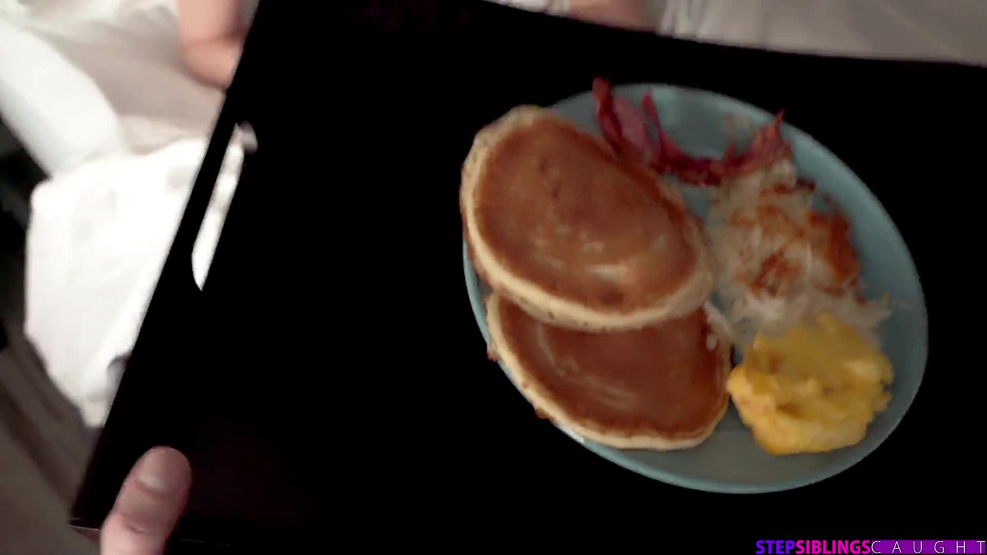 丰腴性感姐姐学习太努力了，弟弟用鸡巴让她释放欲望愉悦轻松，抱着软大屁股奋力啪啪冲刺呻吟猛撞