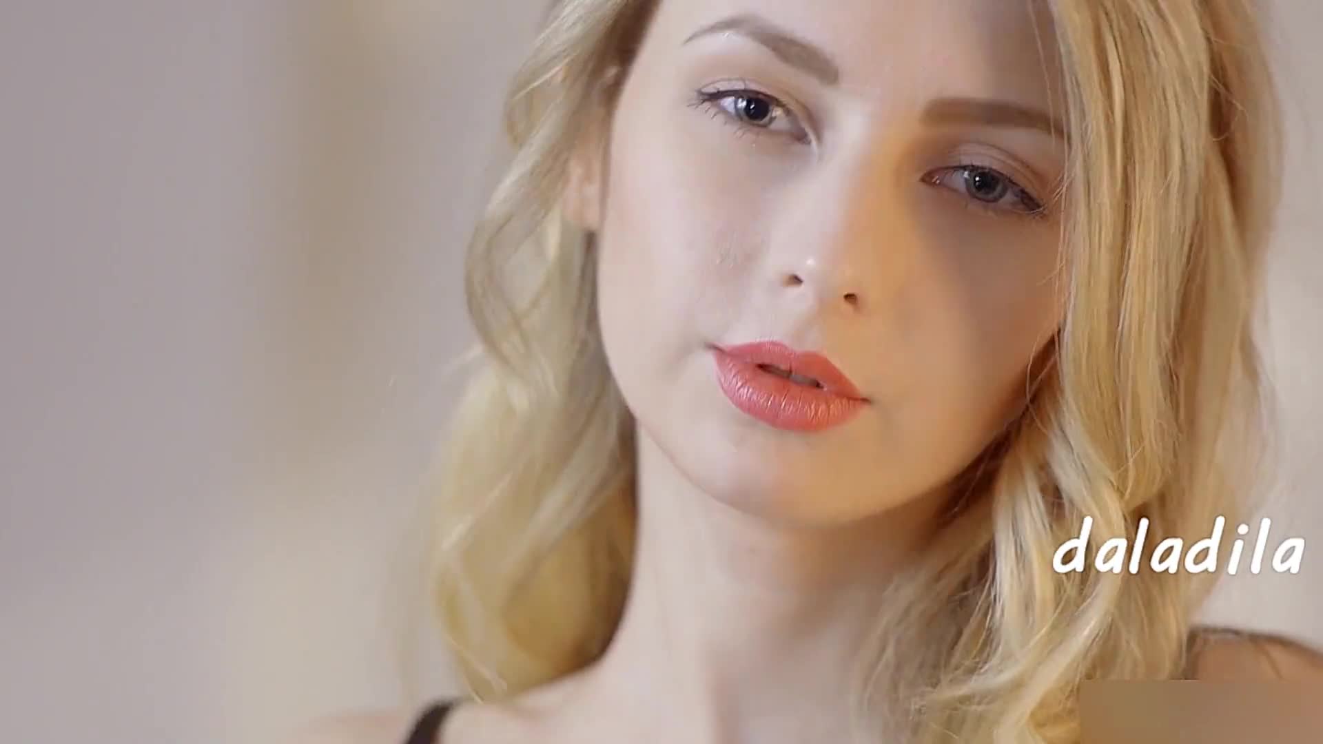 小精灵美女太会吞吸肉棒了猫儿般的迷人，精致玲珑娇小肉体抱着用力抽送操穴啪啪娇喘呻吟真爽啊