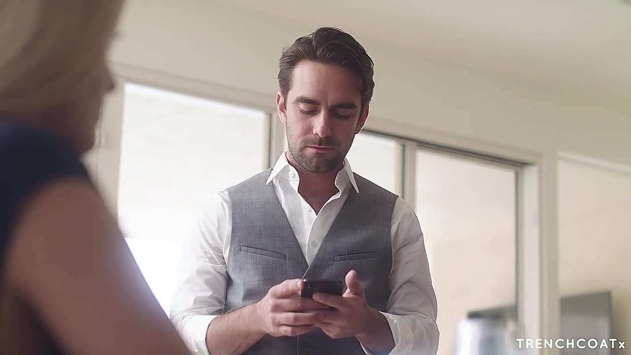 漂亮老婆出轨竟然是老公做爱不够蹂躏猛烈，别的男人毫不心疼大力啪啪抽送拍打猛顶高潮【中文字幕】