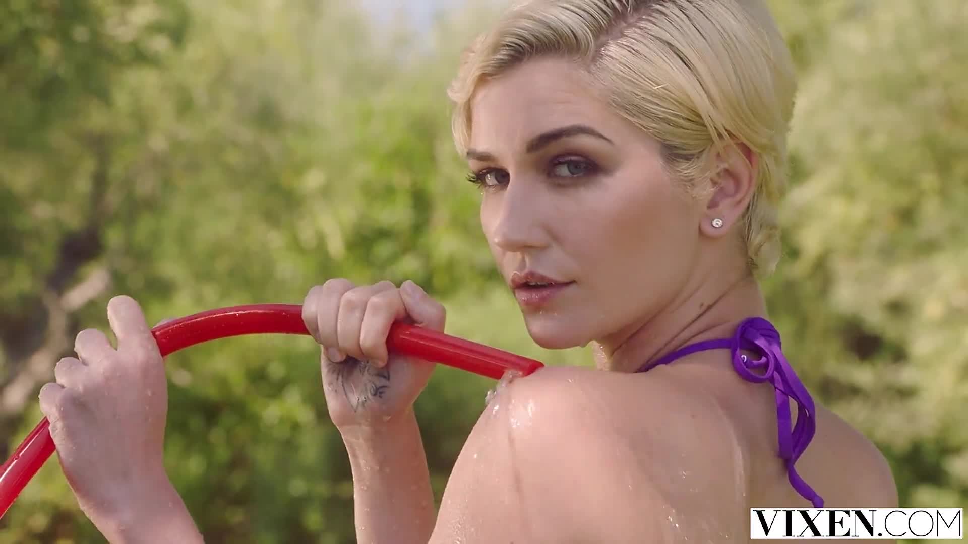 这生活真浪漫性福啊，去海边度假看看美景然后操操漂亮气质小姐姐，白皙肉体起伏套弄肉浪翻滚满足享受