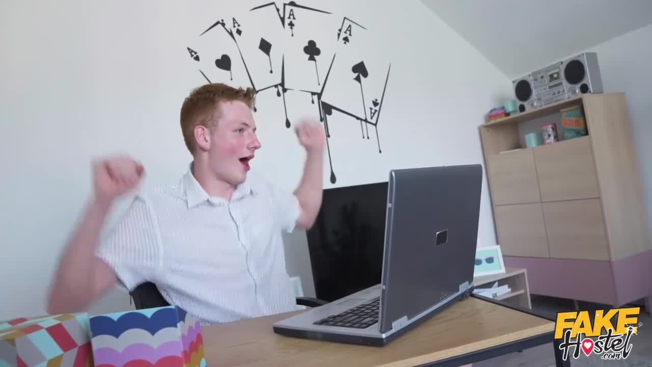 Beautiful young angels Marilyn Sugar and Wild Nicol suck on the knees两个美丽的年轻天使 Marilyn Sugar 和 Wild Nicol 在度假是和一个 陌生帅哥的疯狂淫乱 3P搜黄---只搜黄的  @soohuang