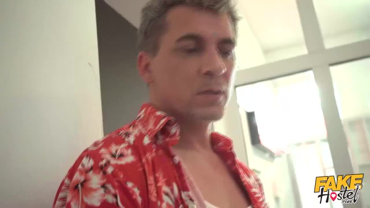 Two good teens Cayla Lyons and Mia Trejsi suck with pleasure两个18岁的女孩入住青年旅社，和陌生大鸡巴3P搜黄---只搜黄的  @soohuang