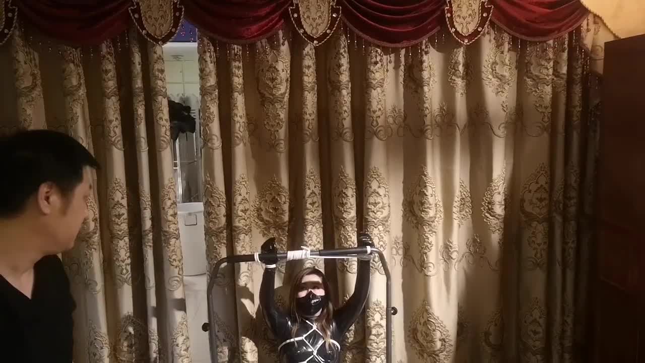 2048.hk@XYQLWH032女高管下班不回家，直接来见主，自觉穿上乳胶衣过膝长靴，龟甲四肢蜘蛛绑强