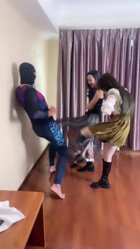 2048.hk@领主老大二宝TJ：双S连环踢裆直到尿出血为止