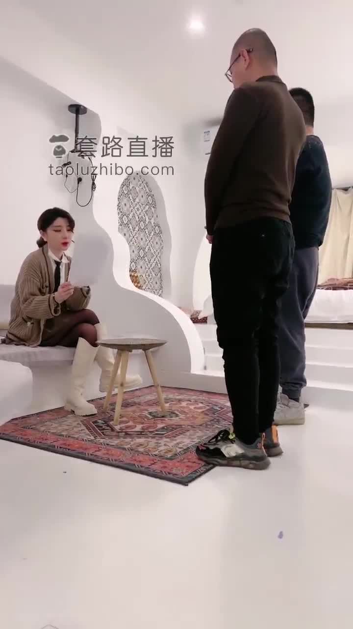 2048.hk@领主老大TJ：女老板惩罚两个业绩不好的员工高跟鞋踩踏虐乳