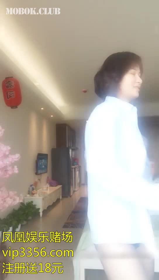 13122-短發童顔美少婦滿足你一切的幻想,穿著黑絲約個剛割包皮小弟弟來家啪啪,虎狼之年不斷要