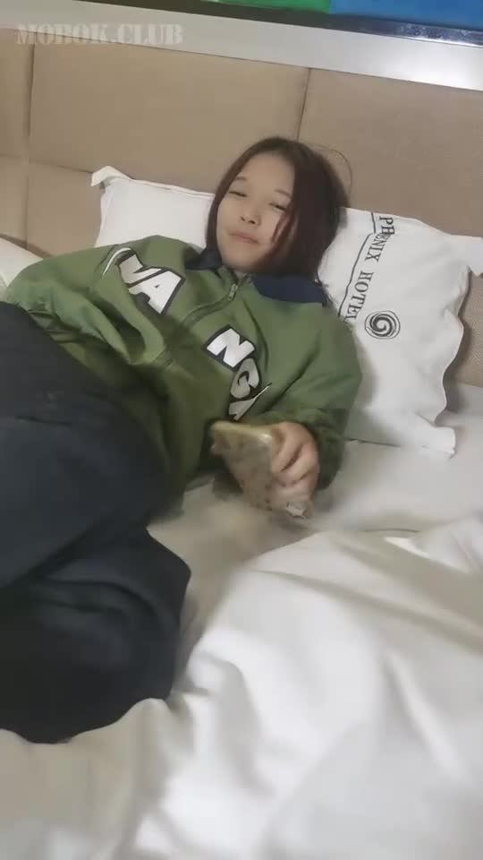 五官端正青春期短發萌妹,大眼靜清純無比、懵懵懂懂,放倒在床上害羞捂臉