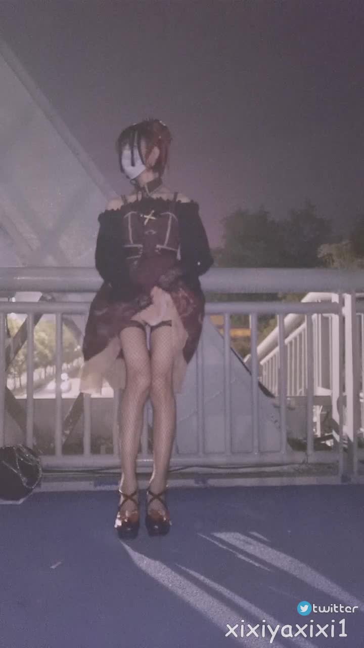 www.98T.la@x007哥特洛丽塔女装天桥Crossdresseringothdressmasturbateonfootbridge