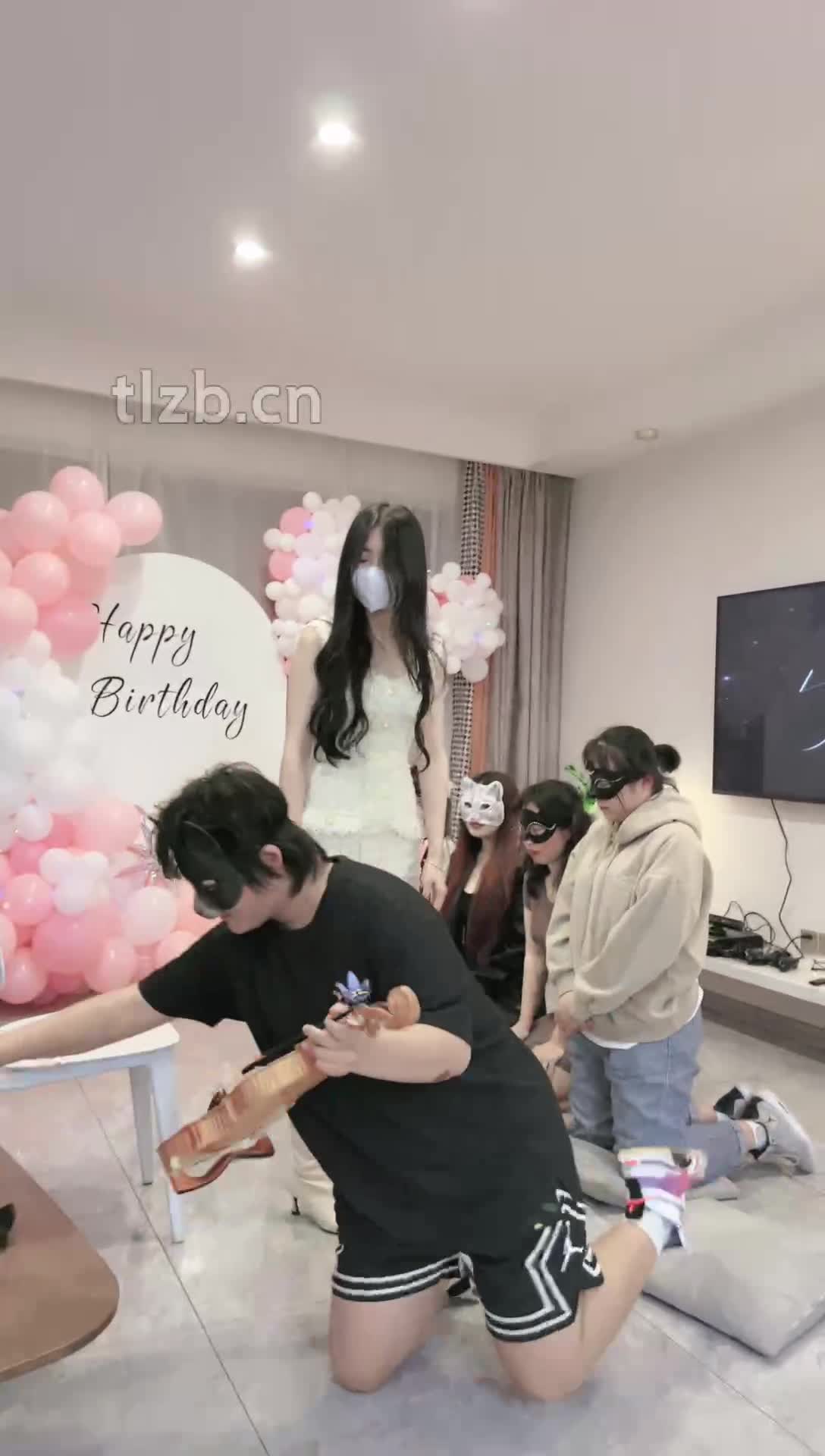 @2048.hk时安S 104_群调教100分钟_劲爆_1主VS5母畜群调鞭打物化坐垫捆绑