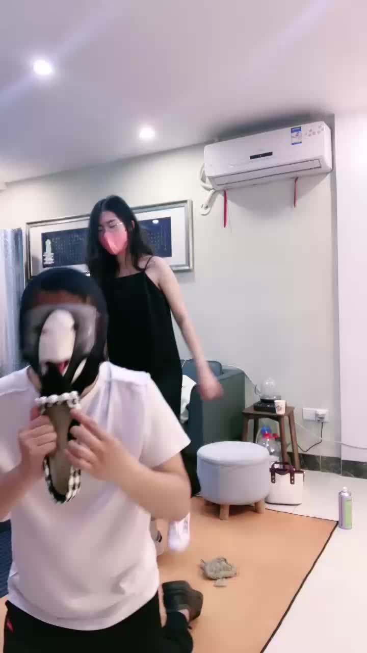 @2048.hk嘉妮S 033_骑马_小白鞋棉袜全体重踩踏_舔脏鞋底_VTL21814