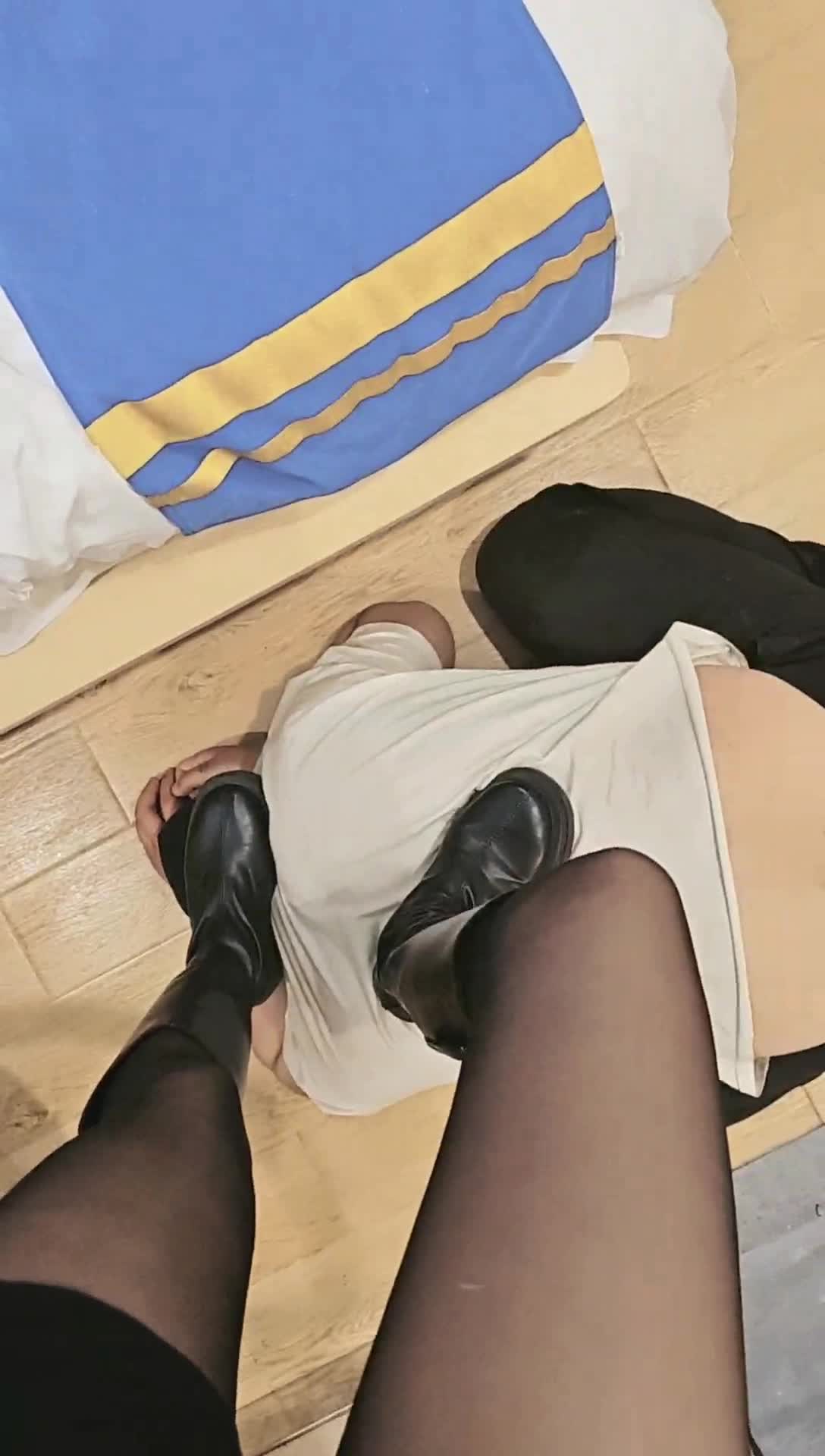 @2048.hk嘉妮S 152 长靴黑丝全体重踩舔脏鞋底