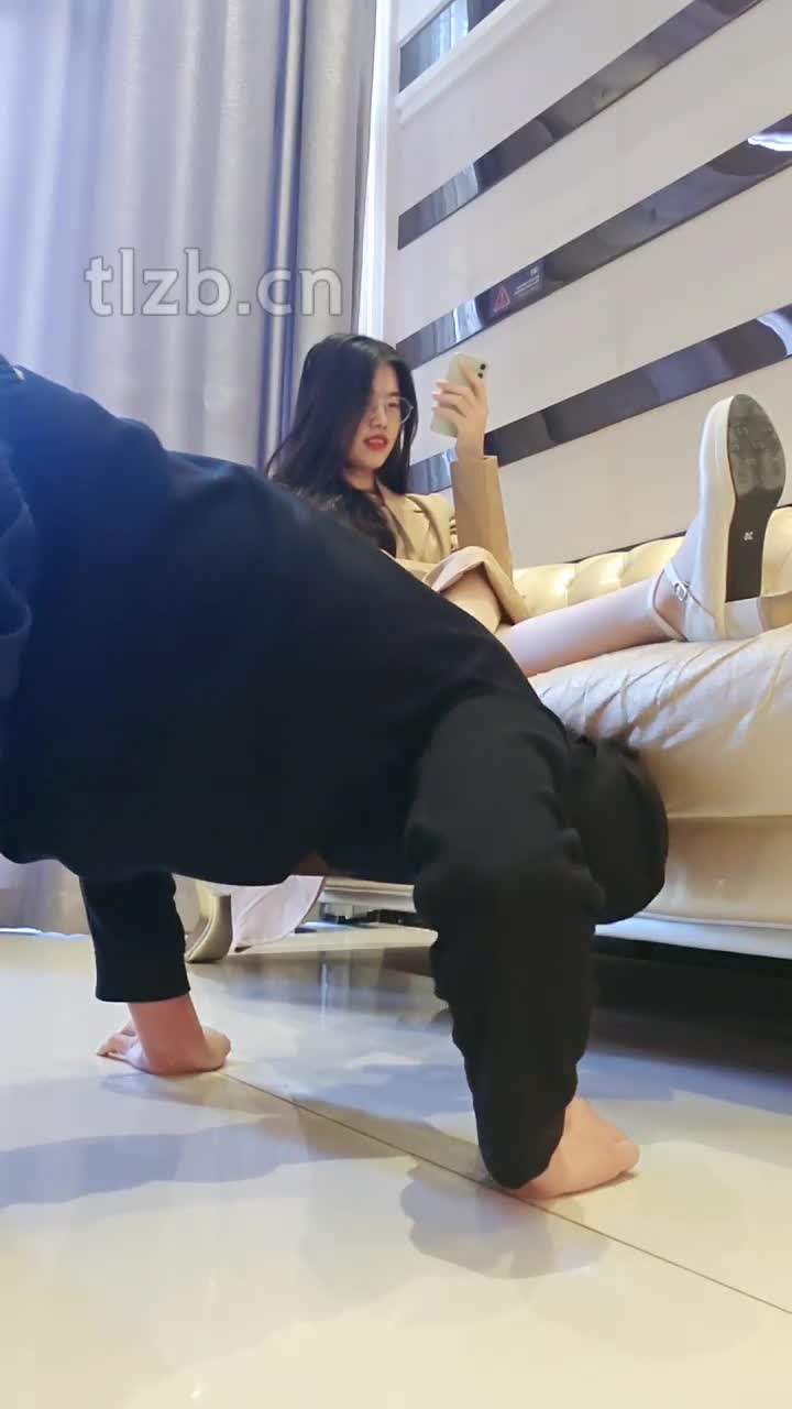 @2048.hk嘉妮S 105_气味控制43分钟_气味控制_高跟丝袜脚喂食