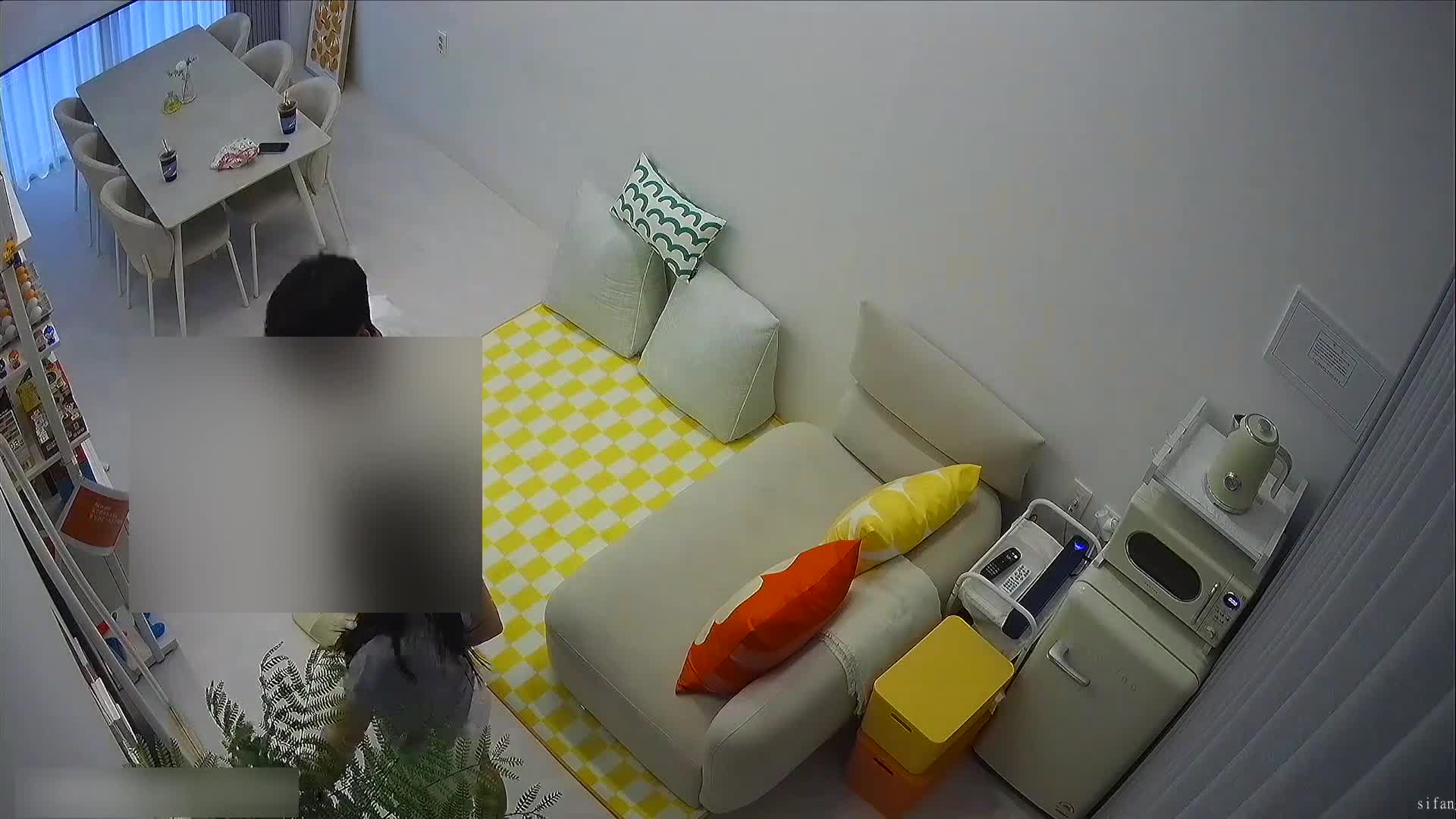 黑客破解家庭网络摄像头偷拍❤️健身教练和美女学员家中啪啪连干两炮