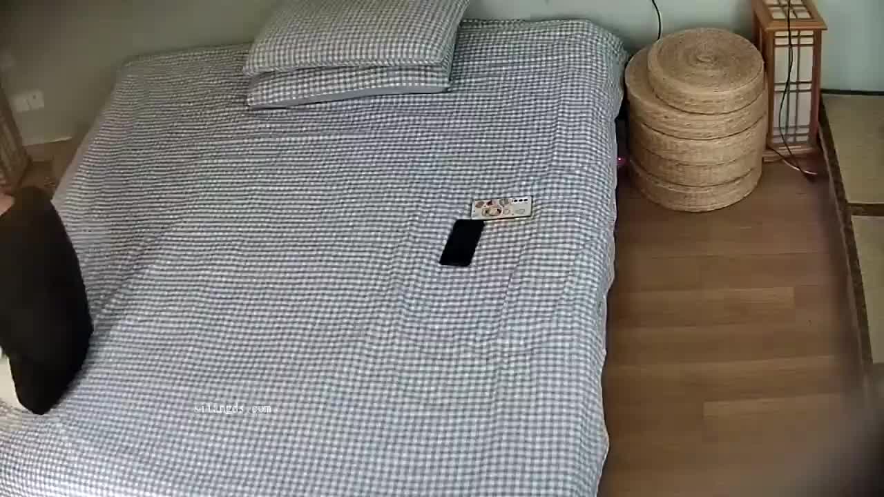 最新流出酒店公寓摄像头偷拍❤️小伙给红色性感情趣内衣颜值气质美女舔逼吃鸡拍照记录啪啪叫声也是骚的一塌糊涂