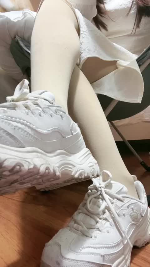 @黑心爱菜主子jb太小只能被老婆主人当成伺候做爱的ATM绿帽提款机了当你有一个貌美如花的女友结果她在看了你jb之后嘲讽你‘jb这么小啊～’为了得到她只能当狗被使唤辱骂提款新婚之夜还强迫你看她和情夫做爱当她的丝袜上沾满了情夫的精液你他妈居然硬了下贱的想去舔她丝袜脚还被羞辱2025-08-13 (32)