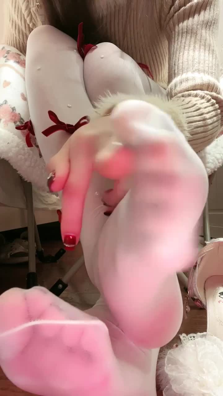 @黑心爱菜主子jb太小只能被老婆主人当成伺候做爱的ATM绿帽提款机了当你有一个貌美如花的女友结果她在看了你jb之后嘲讽你‘jb这么小啊～’为了得到她只能当狗被使唤辱骂提款新婚之夜还强迫你看她和情夫做爱当她的丝袜上沾满了情夫的精液你他妈居然硬了下贱的想去舔她丝袜脚还被羞辱2025-08-13 (12)