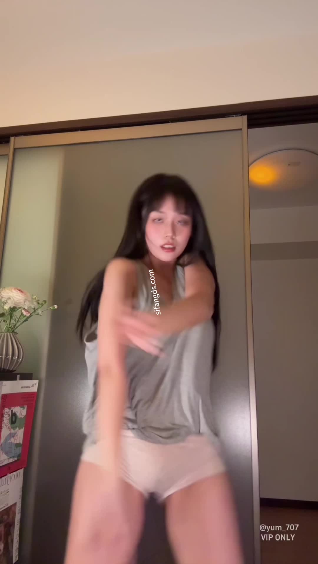 2048.hk@25.04 最新VIP专享 三屏视角 脱衣骚裸舞 很顶 (1)