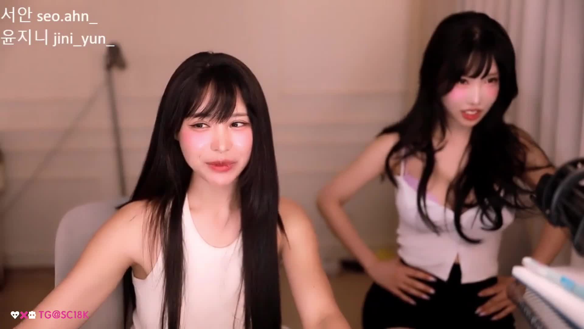 #徐婉 #福利姬 #韩国 #巨乳 和姐妹一起直播卖骚，风韵犹存高下立判 点击看她更多