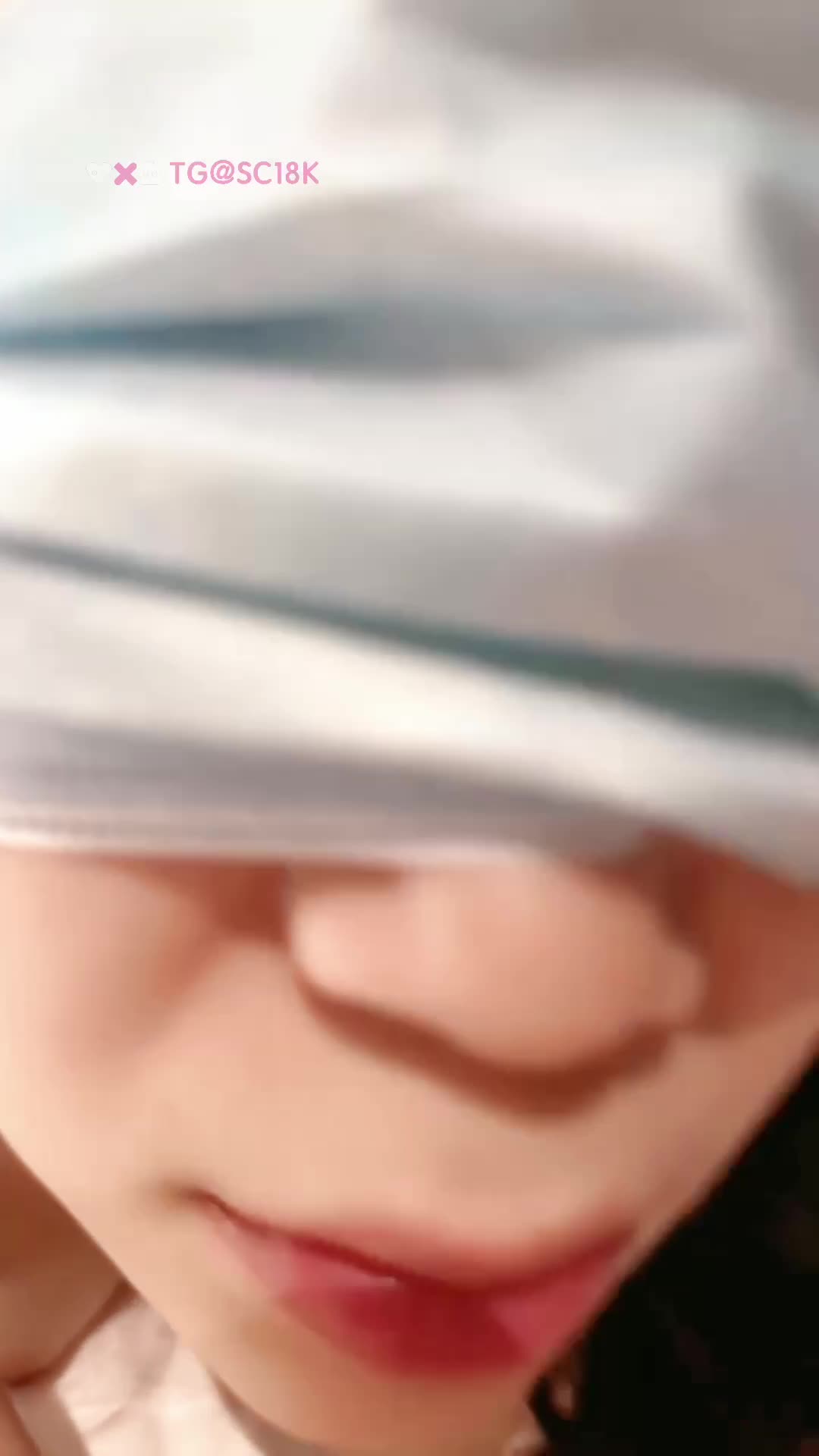 #御姐 #福利姬 #巨乳 #反差 我的女友是大波浪骚女，她说想直播被人看着我们做爱的样子，这是有多骚呀，奶子特别粉嫩柔软极品！完整2小时28分钟已更SVIP 解锁百位福利姬