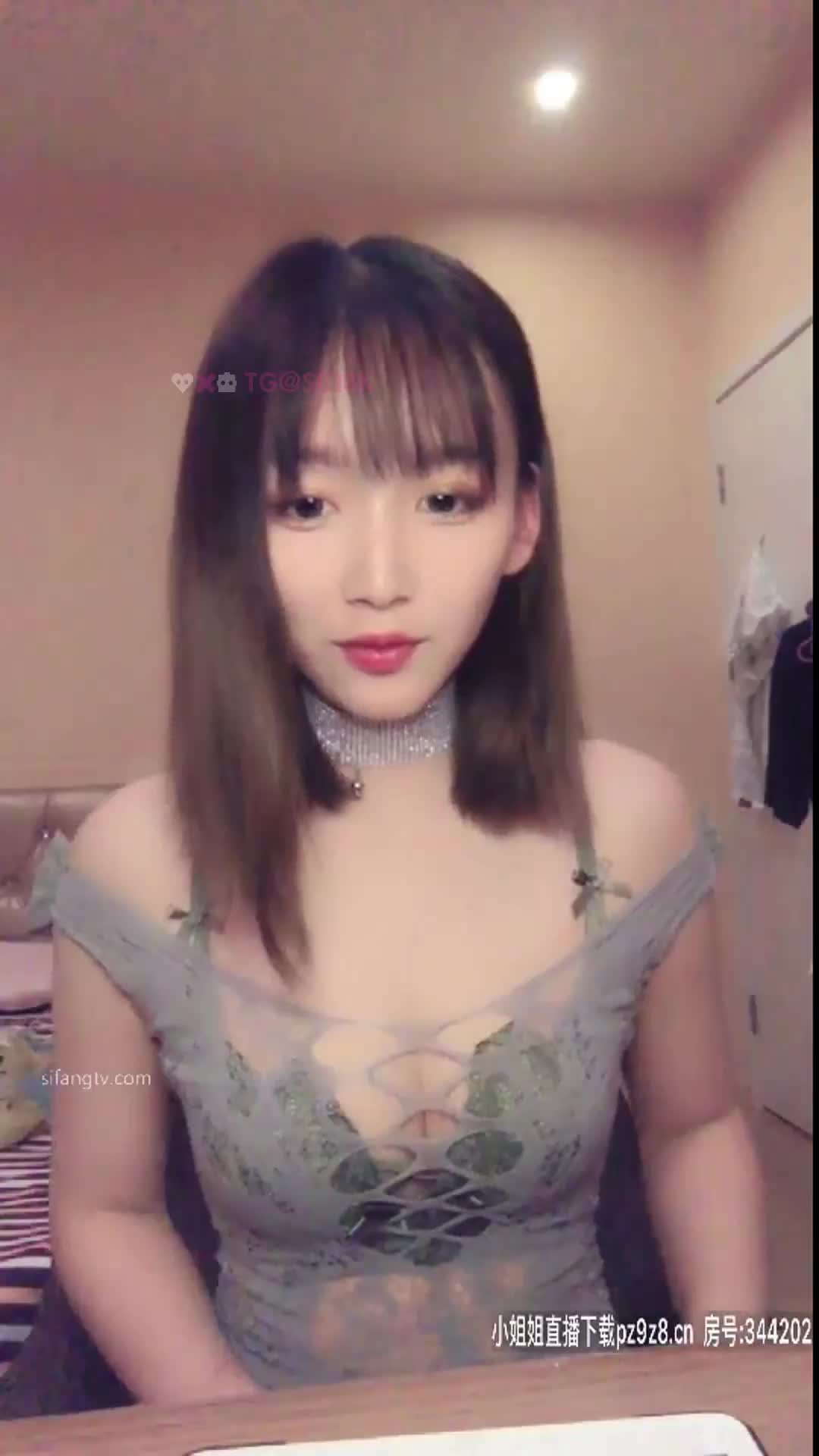 #福利姬 #萝莉 #美少女 #反差 跳蛋自慰各种卖骚，变装情趣套装超透，小穴粉嫩疯狂震动高潮颤抖！完整54分钟已更SVIP 解锁百位福利姬