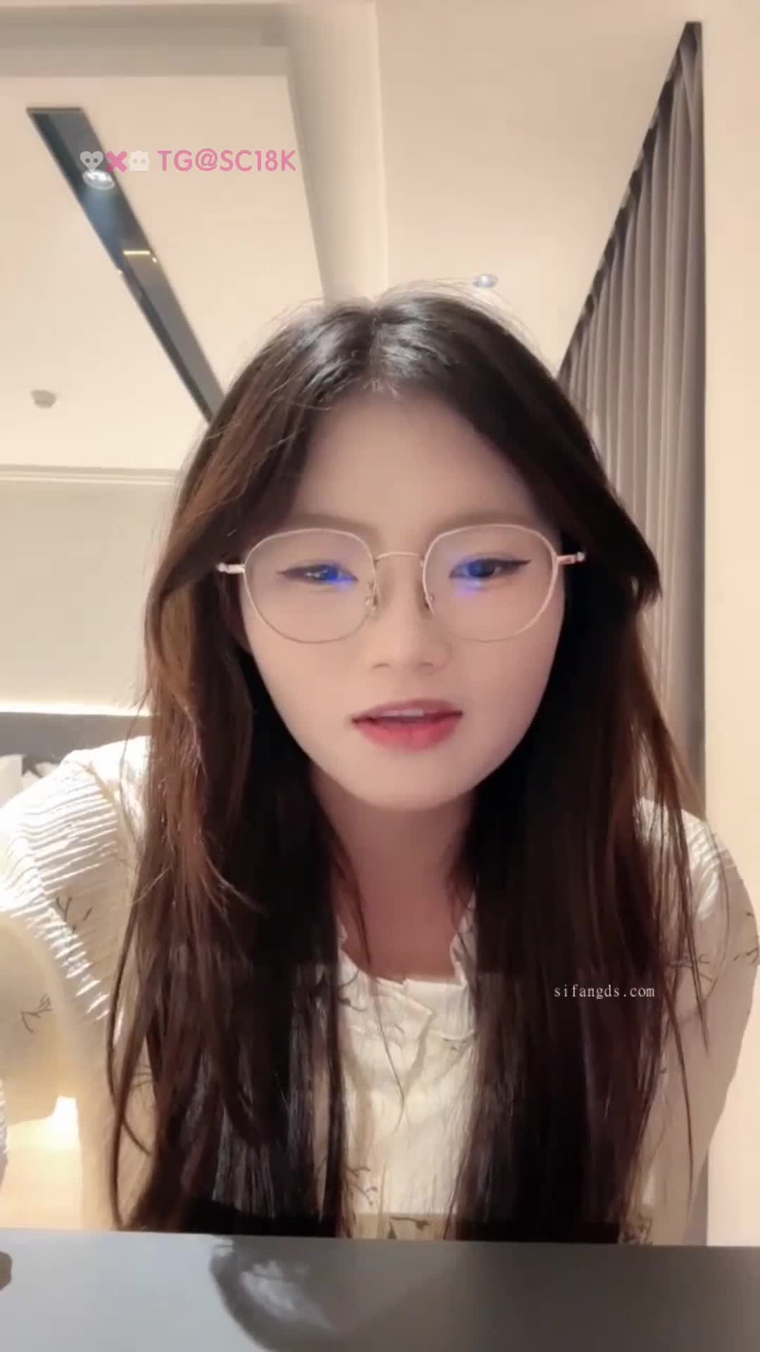 #困困兔 #福利姬 #反差 #母狗 闷骚小太妹，无套啪啪阴毛非常浓密有性瘾！完整2小时23分钟已更SVIP 解锁百位福利姬