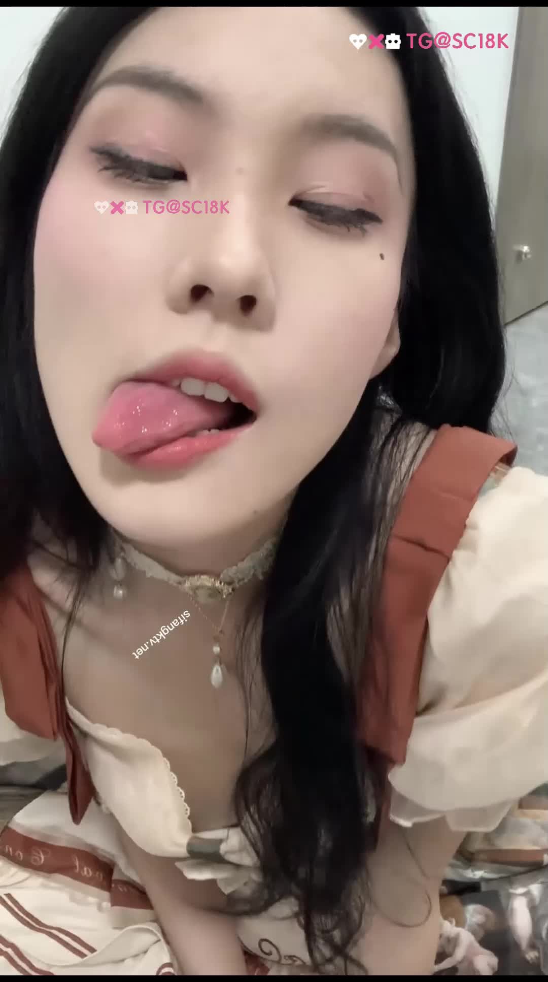 #胆胆 #Likehappydog #福利姬 #Optiwwy1107 反差大学生着实骚过头了~这颜值小萝莉把阿黑颜这件事玩到了极致足控诱惑也是！ 点击看她更多