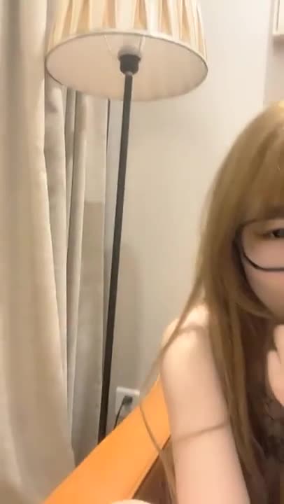 #萝莉 #主播 #直播 淫荡眼镜婊被炮友调教成完美母狗，执行力很强任意爽操内射完整45分钟已更SVIP 解锁百位福利姬