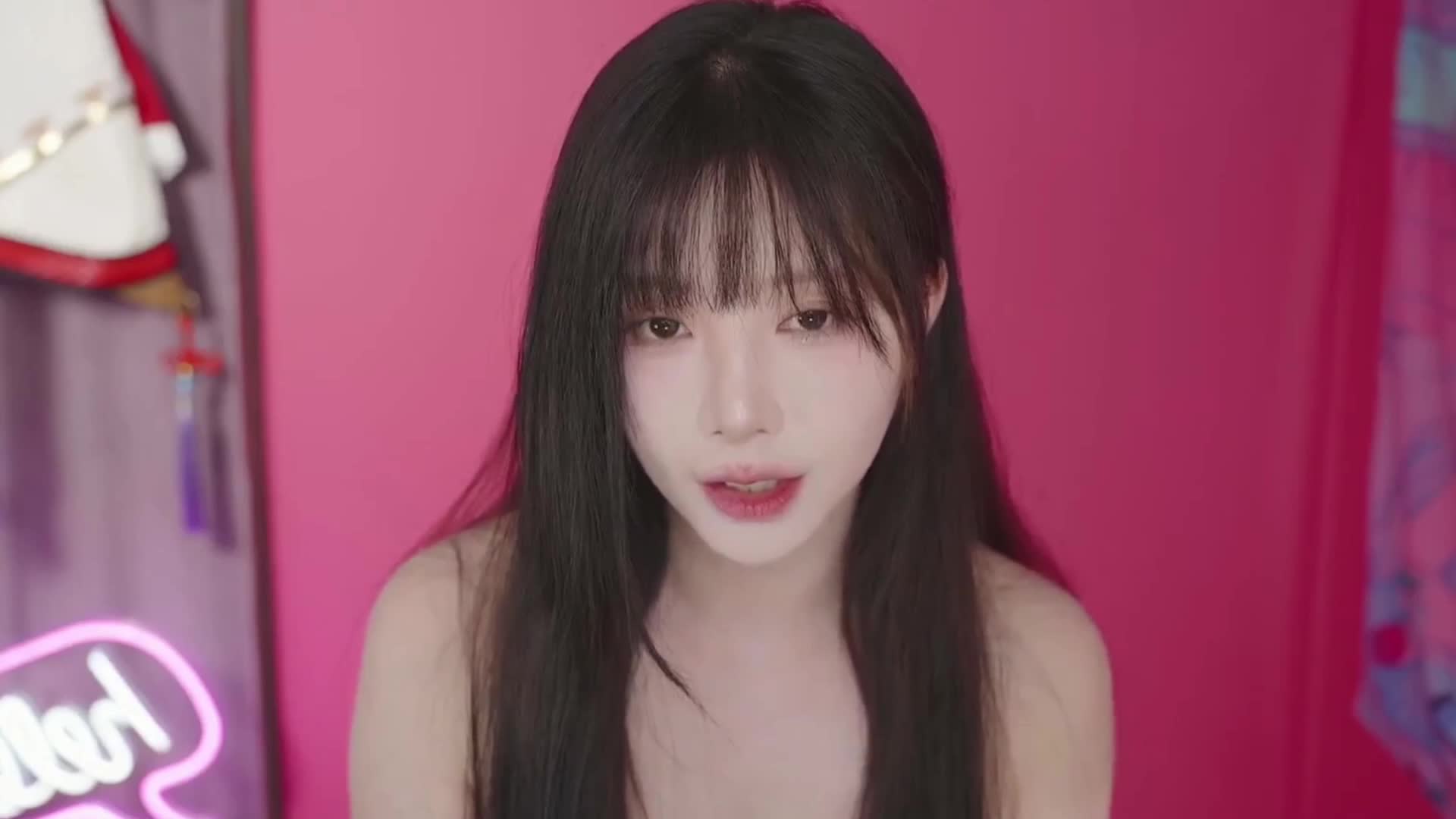 #尹英 #韩国 #萝莉 #asmr #反差 依云矿泉水都没这么纯的美萝莉，兔儿女警黑牛各种角色扮演迷人asmr直播 点击看她更多